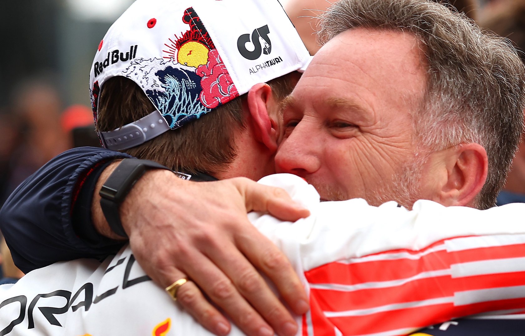 阿斯顿马丁翻盘索伯车队，维斯塔潘点燃赛场