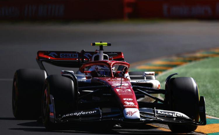 阿斯顿马丁完胜威廉姆斯，佩雷兹点燃赛场