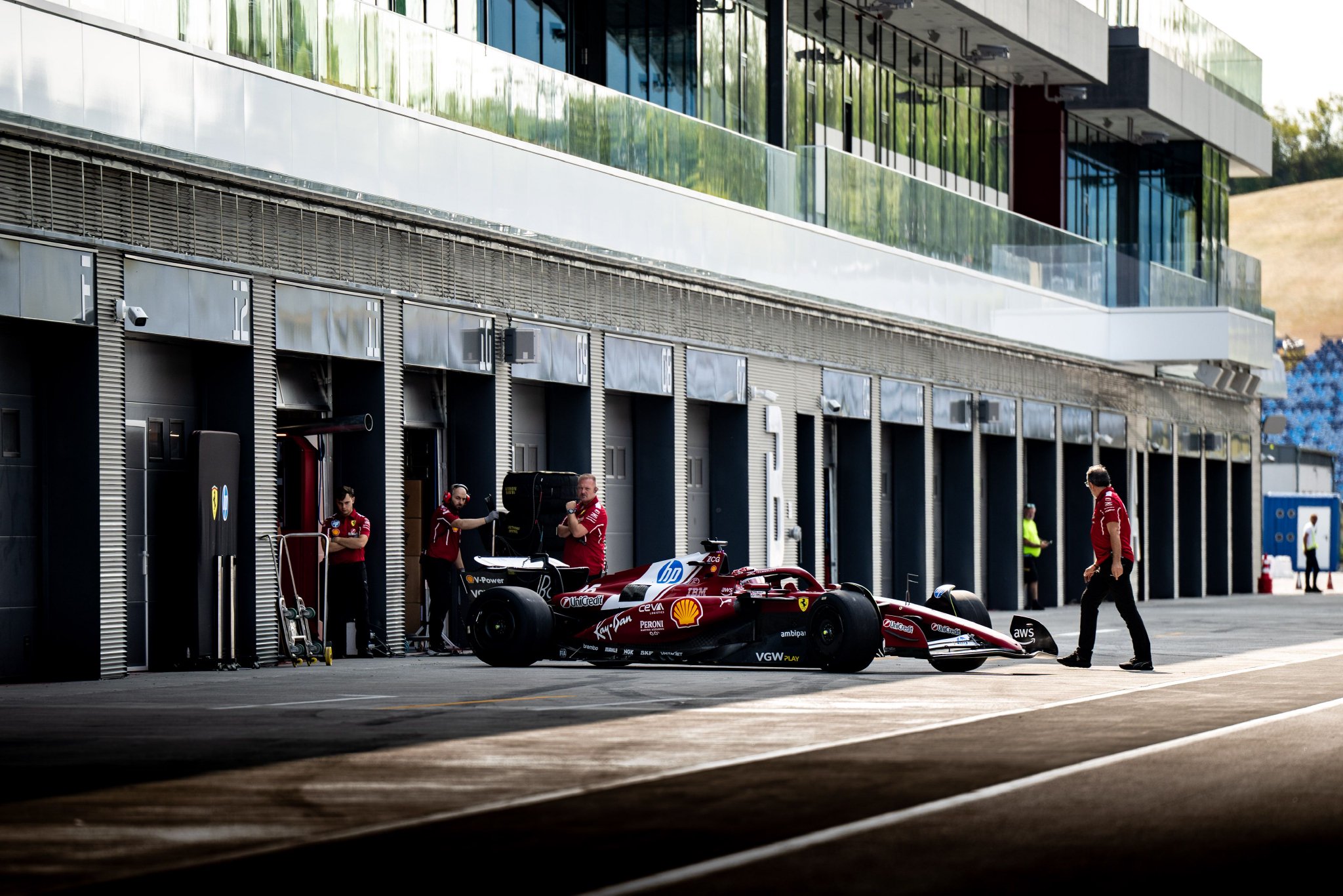 梅赛德斯险胜法拉利，勒克莱尔关键制胜