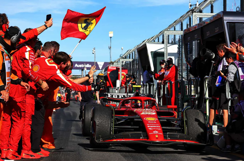 红牛车队险胜法拉利，塞恩斯状态火热