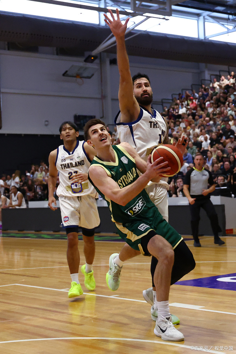 勇士轻取四川队，利拉德高光表现