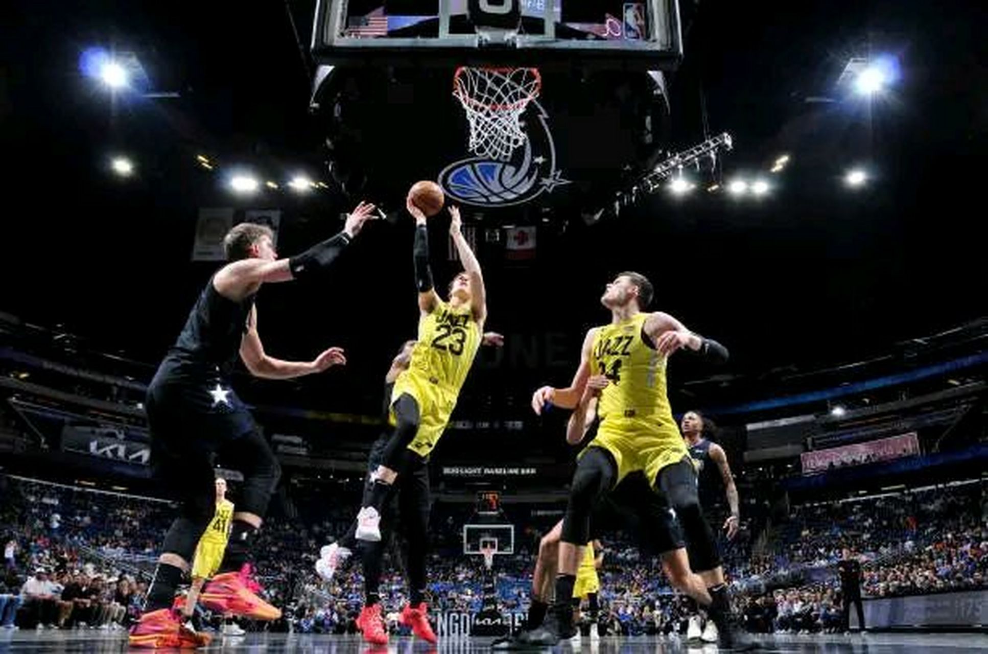 魔术完胜爵士，胡金秋带队取胜