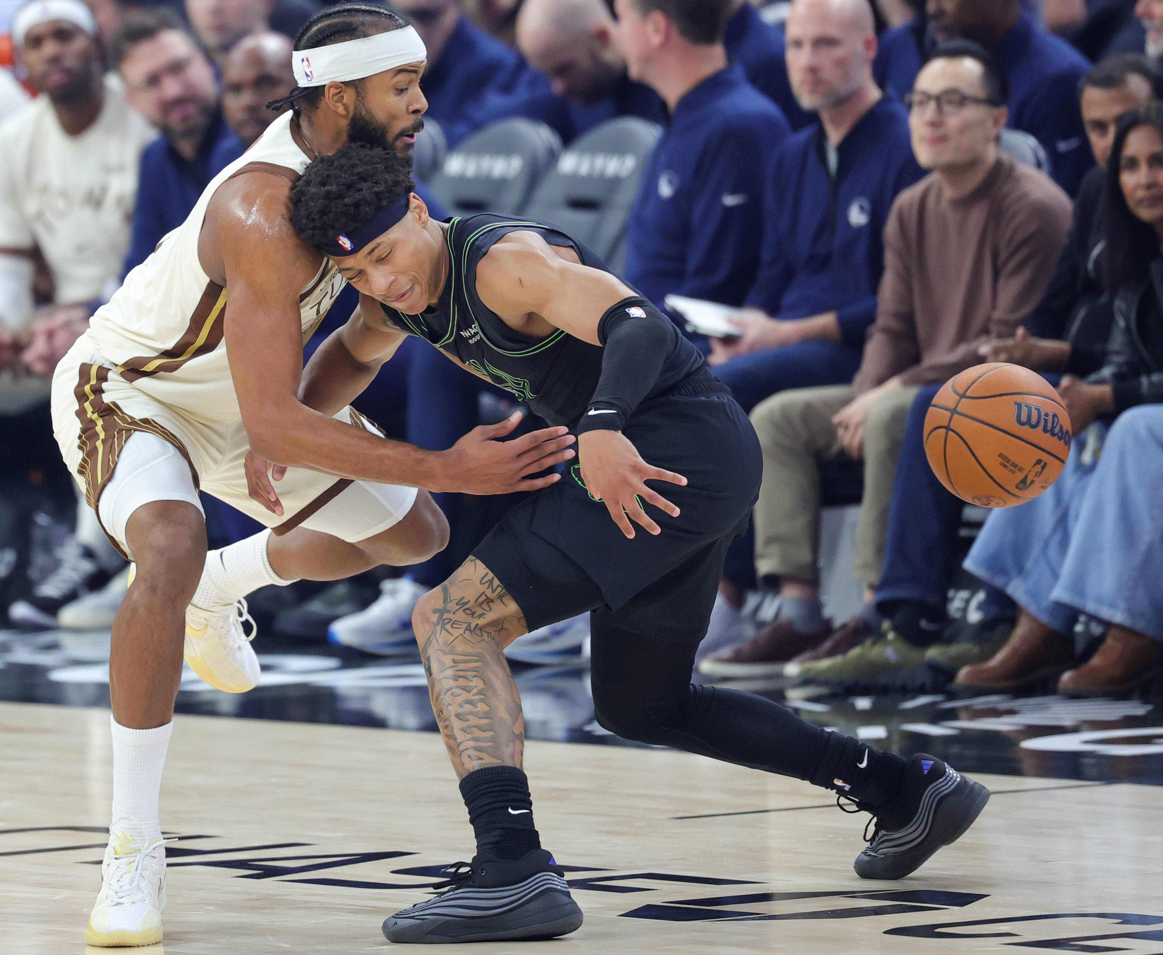 鹈鹕完胜掘金，詹姆斯点燃赛场