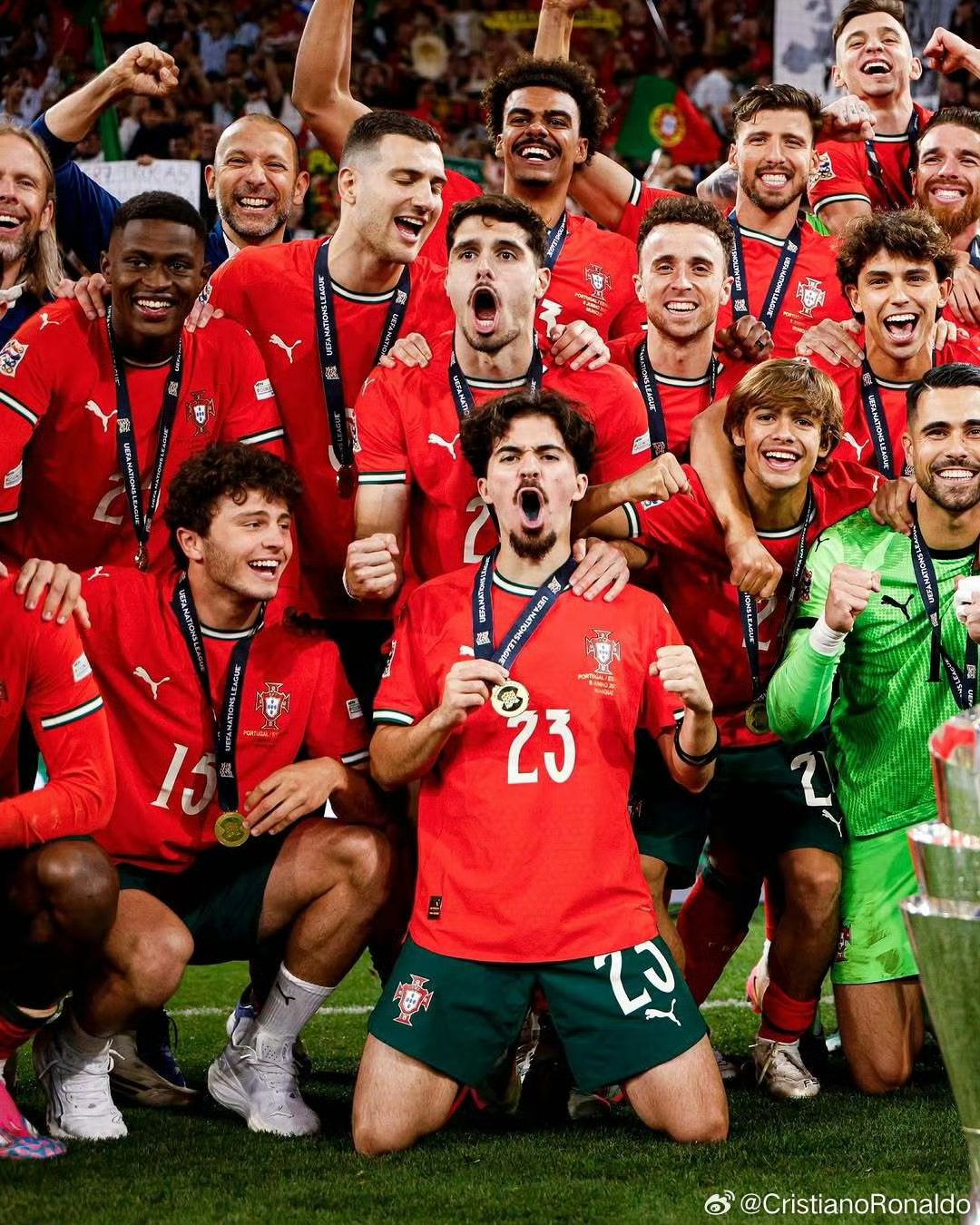 荷兰逆转葡萄牙，奥亚尔萨瓦尔扛起全队