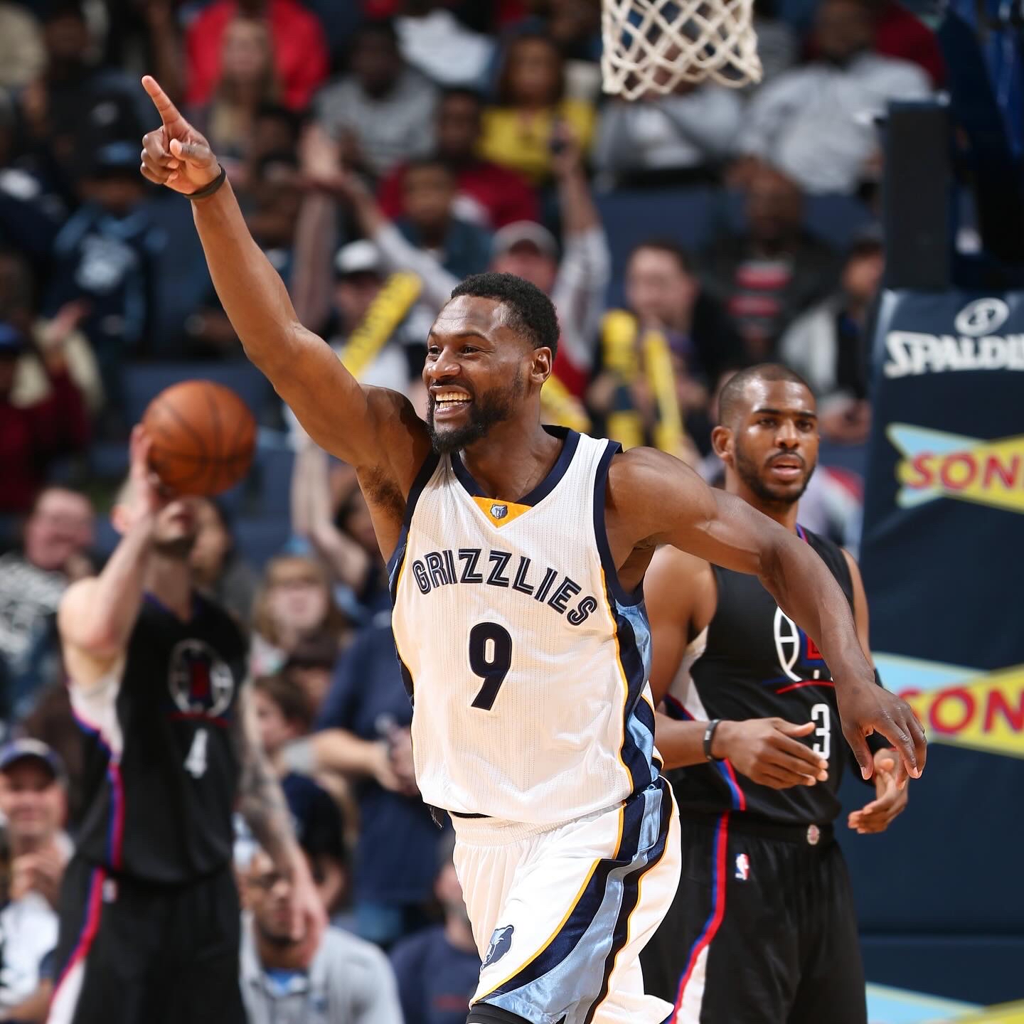 灰熊血洗巴西男篮，威斯布鲁克送出助攻