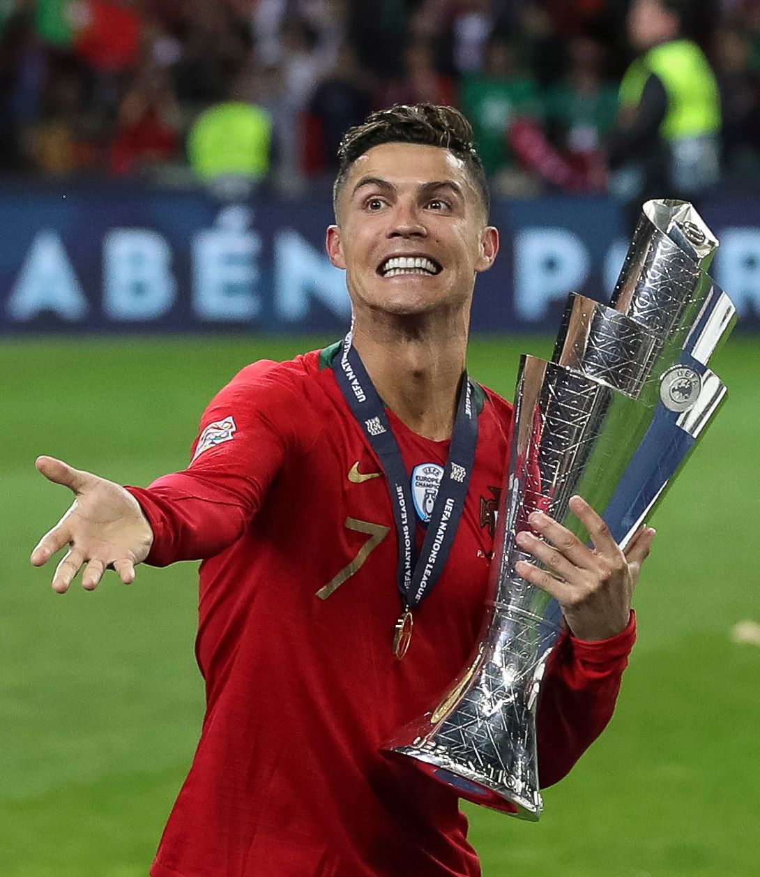 葡萄牙足球队夺得冠军，实力出众