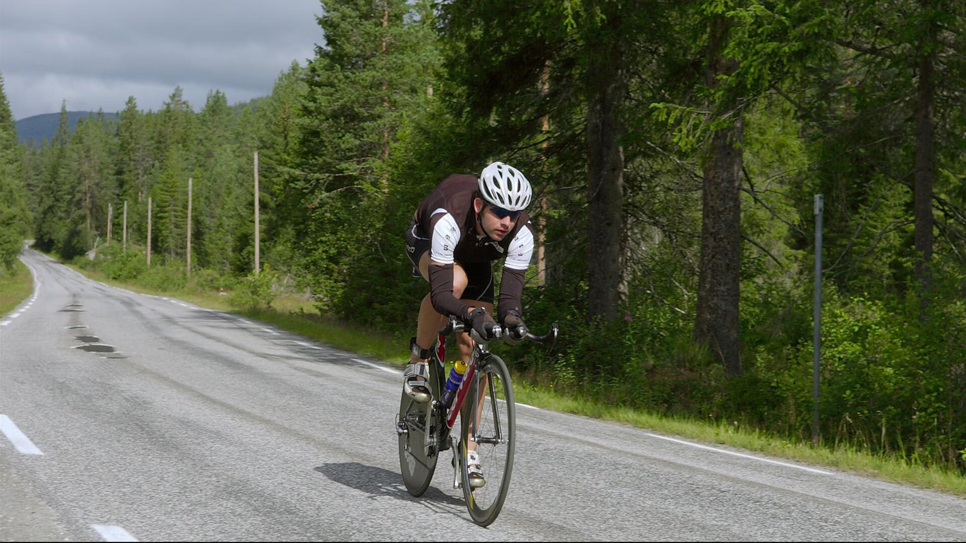 赛道上的意志较量，汉密尔顿关键制胜，红牛车队力克迈凯伦